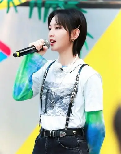 周笔畅短发发型太酷,全黑穿搭走机场时髦又拉风,大佬范十足