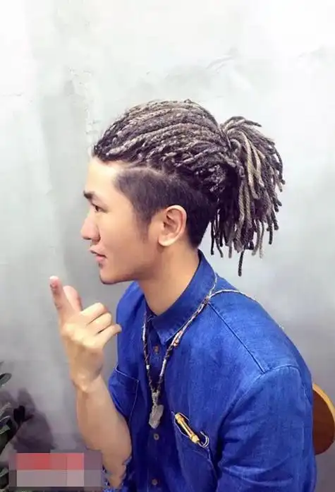 男生编扎脏辫两边铲掉发型打造男生长头发编扎出脏辫,露出额头的梳发