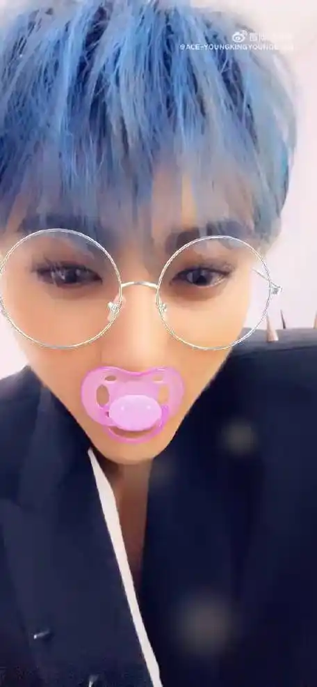 天啦噜,黄子韬这个蓝发小精灵是什么小可爱,一整个被萌到了!