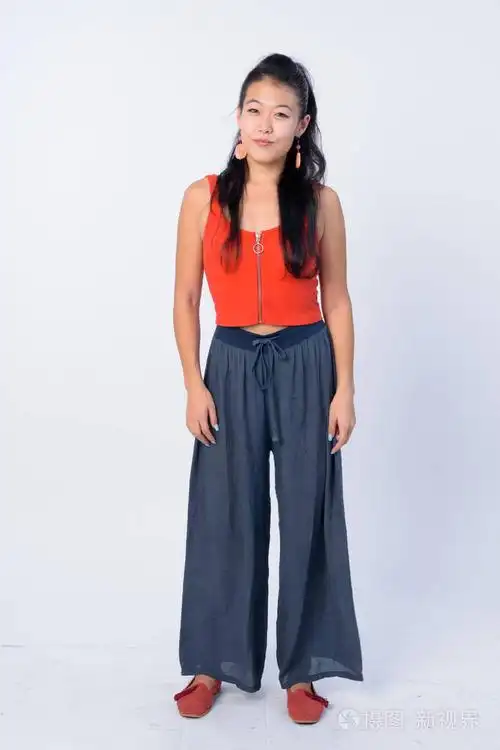 亚洲美女休闲装全身照