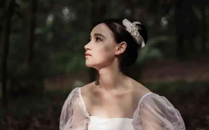 森林里面的芭蕾舞女生,高清壁纸图片,清纯美女-回车桌面