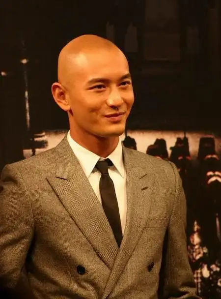 贾乃亮微博晒光头造型网友甜馨儿晚上不会开灯了