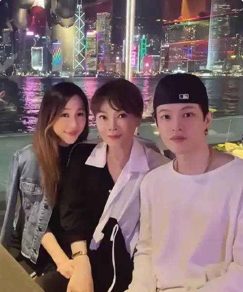 邓紫棋男友全家坐私人飞机看准儿媳演唱会!富商外公是关之琳前夫.