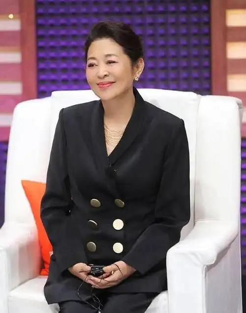 据网友透露,倪大红和他的妻子倪炜是在一次偶然的机会中相识的.