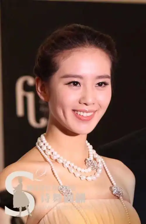 刘诗诗超话#内娱百分之百的原生脸#刘诗诗的脸就像一朵白玫瑰,红中