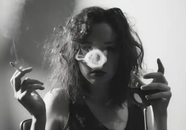 吸烟的女人不正经