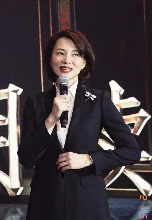 董卿无疑是职场女性的穿搭典范,黑白蕾丝上衣配包臀裙,气质优雅