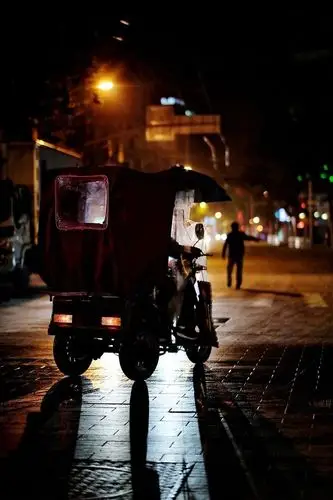 不知道大家这时候是否会回想起走在午夜街头的那一夜是狂欢买醉后?