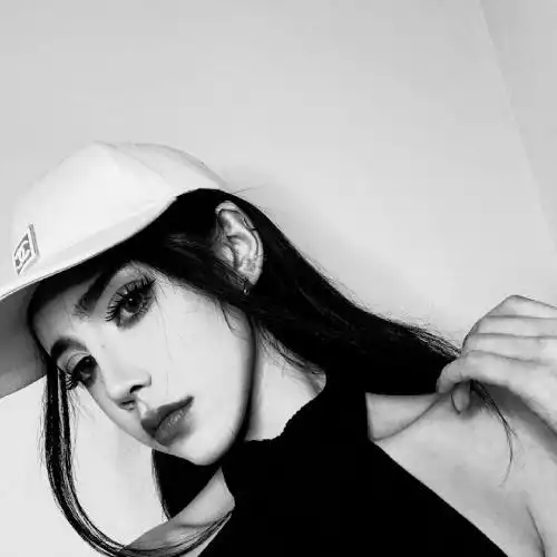 女生头像冷酷帅气侧脸黑白,你有几秒是喜欢的