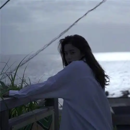 白衬衫户外拍照女生头像图片