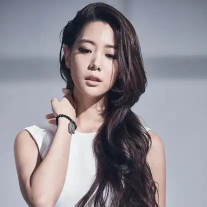 李成敏(clara lee,克拉拉), 出生于瑞士,英国籍亚裔女演员.