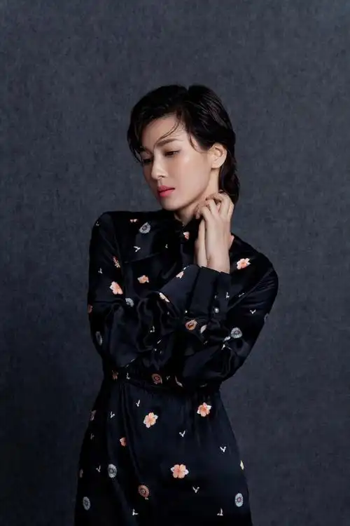 2005年,出演电视剧《亮剑》,因饰演"田雨"一角而被大众熟知.