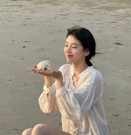 秀智晒海边沙滩游玩照 手捧贝壳坐树杈又仙又美_郭明东_目光_魅力