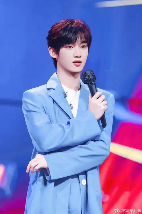 丁程鑫雾霾蓝西装造型