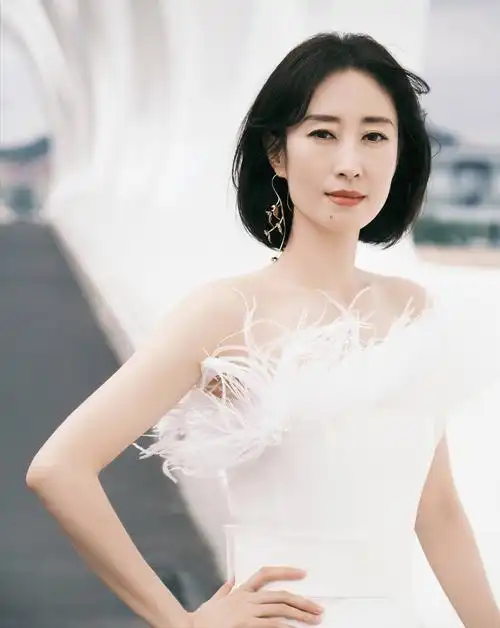 刘敏涛穿一袭白衣清雅干净 肤白貌美宛如白月光