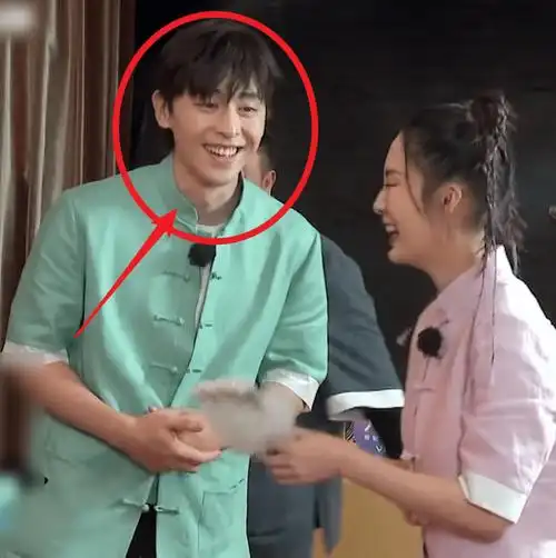 原创邓伦被李沁套路抱260斤胖子不生气他看李沁的眼神却亮了