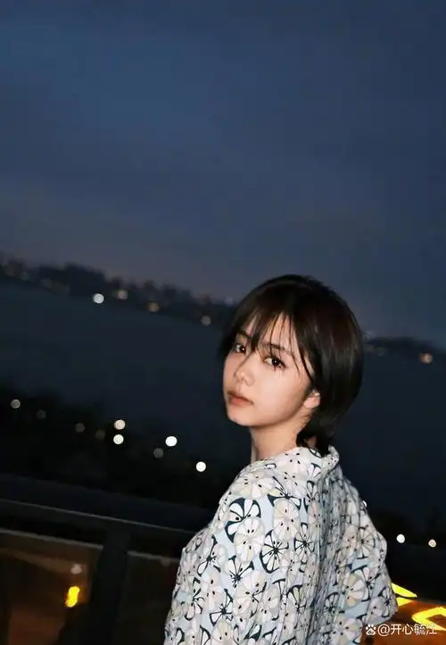 谭松韵的随拍照片展现清新气息和独特魅力