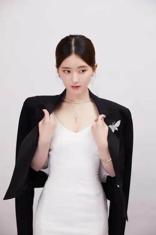 她出身于四川成都,2016年还参加过《超级女声》的海选,在《萌妻食神》