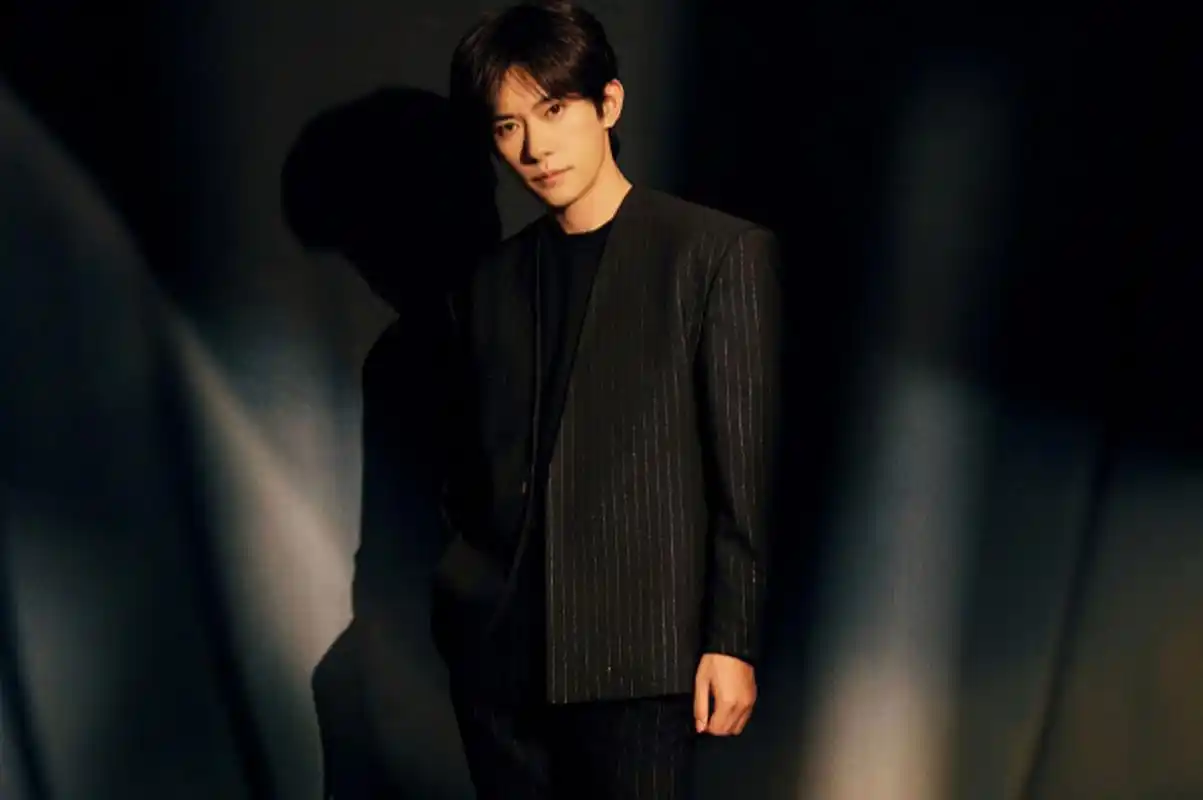 易烊千玺竖纹西装惊艳亮相,成熟魅力爆表!时尚界为之疯狂点赞91.