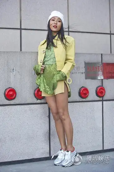 高清:吉克隽逸街拍曝光 短裙夹克搭配有范儿!_娱乐_腾讯网