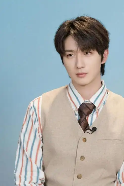 李宏毅最新造型!时尚的淡颜系男孩,每一张都格外心动