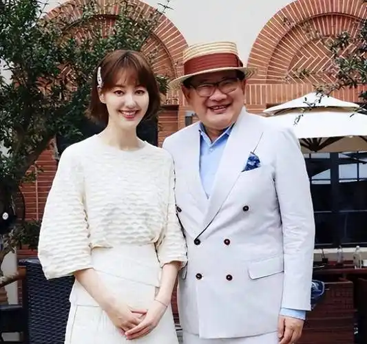 央视最美女主持被"辞退",只是因为私生活混乱王冠有苦说不出_李咏