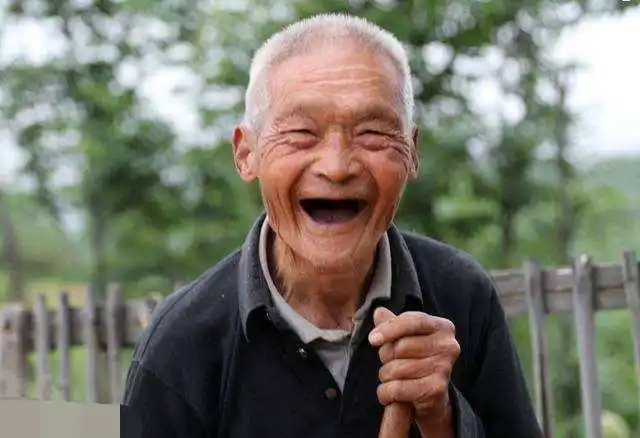 老百姓常讲:"老人长寿克子孙",啥意思?过来人道出社会实情