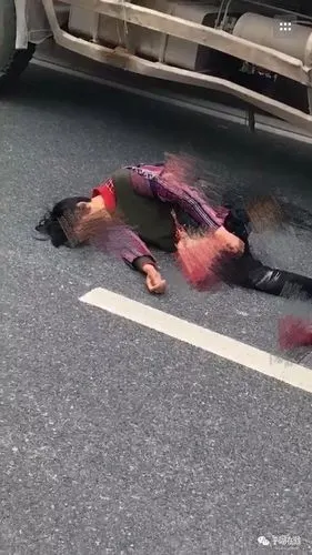平湖突发惨烈车祸,一女子腿被大货车当场碾断!