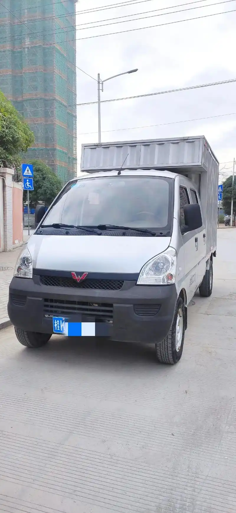 五菱双排厢式货车