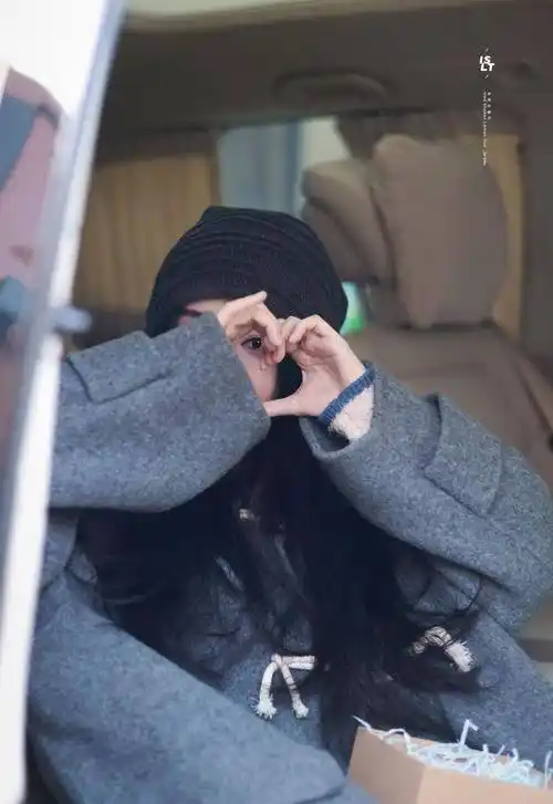 240124 甜美绽放,鞠婧祎下班瞬间捕获粉丝心!