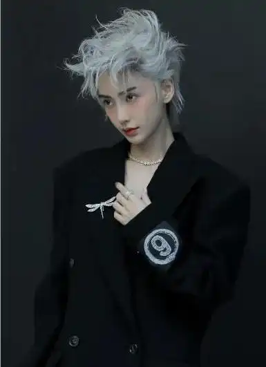 angelababy银色短发美照,聚光灯下如此冷艳神秘,楚楚动人!__财经头条