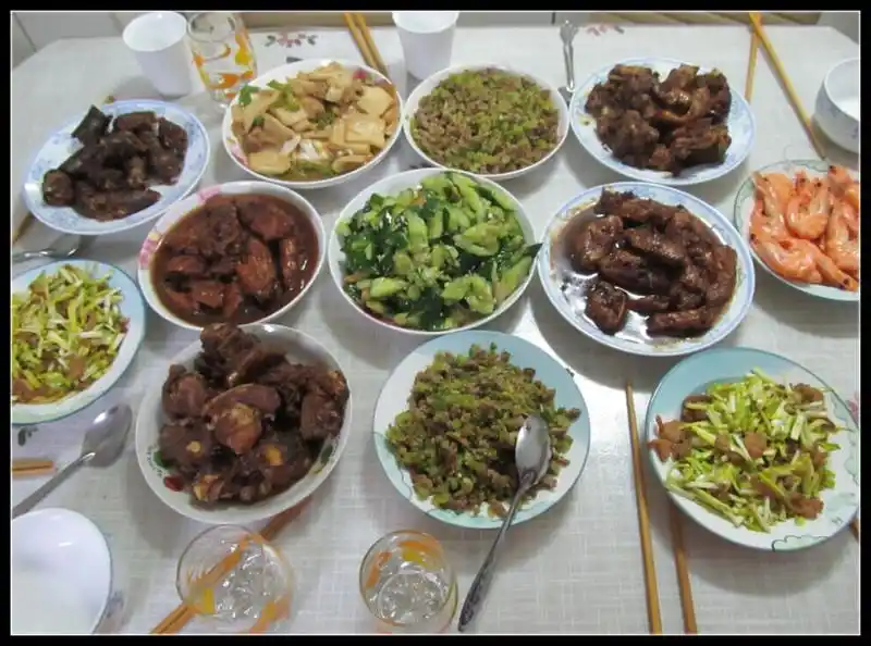 新年的团聚餐满满的一桌菜满满的幸福
