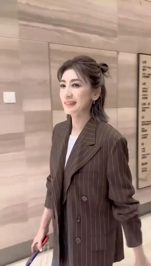 贾静雯最新活动路透展现惊人状态粉丝惊叹其冻龄美貌