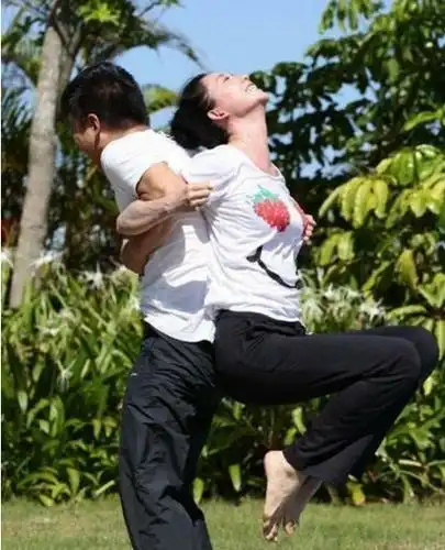 林志玲黄渤练瑜伽近照网友图三亮了