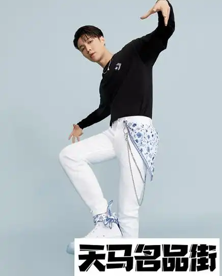 匡威青花瓷方巾怎么系张艺兴匡威联名青花瓷是夜光吗