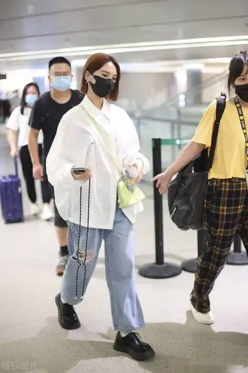 街拍杨丞琳白衬衫牛仔裤黄色贝壳包清爽靓丽