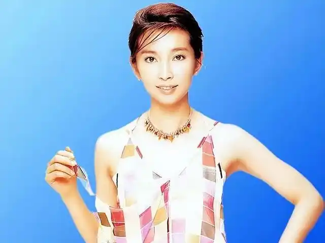 年轻时候的李冰冰学习很烂,但形象优越,在别人的建议下考了上戏.