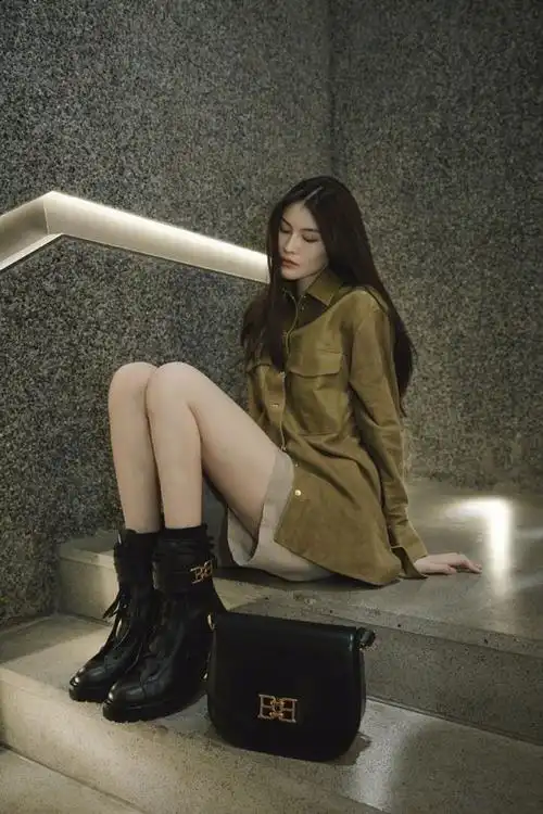 何穗演绎清新春日穿搭气质简约很减龄