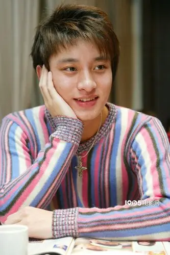 小电君特别为大家奉献2006年2月贾乃亮接受专访的照片,2006年22岁的