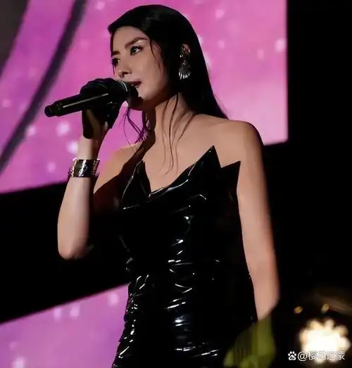 "另一位网友也说:"陈慧琳辛苦拍广告,应该得到应有的报酬,希望她能够