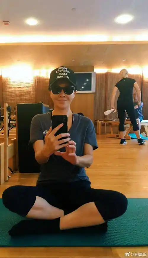 58岁张曼玉独居贫民区,原来她与刘嘉玲的差距是这样的_身材_王菲_瑜伽