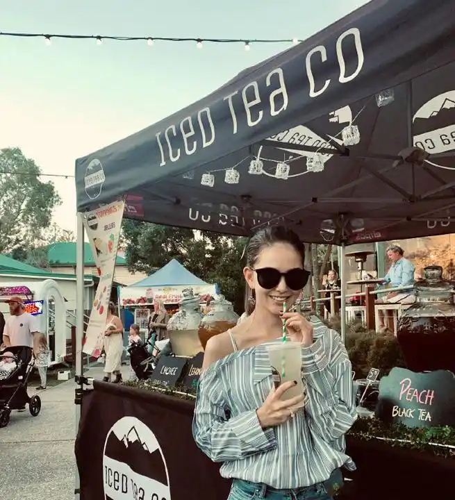 昆凌亮相温网穿衣不保守!卡其色紧身背心男粉丝受不了:下次别穿