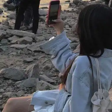 不露脸的女生头像,玩手机,看书的挡住脸的