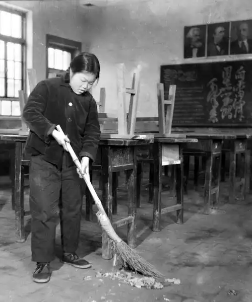 郭继红同学因为住在学校里面,经常利用中午的时间清扫教室.