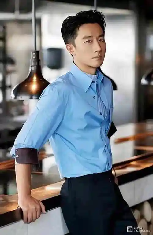 当红小生黄轩在龙年央视春晚大放异彩