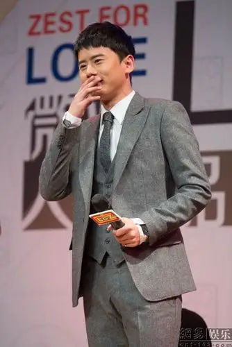 张杰出席活动展踢腿功夫被粉丝喊小哥哥