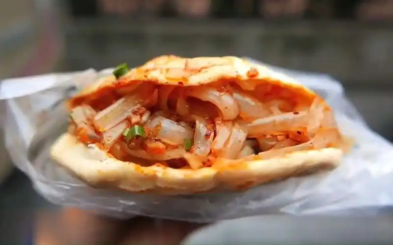 四川南充的锅盔灌凉粉,新鲜出炉的锅盔夹上晶莹剔透的,十分美味