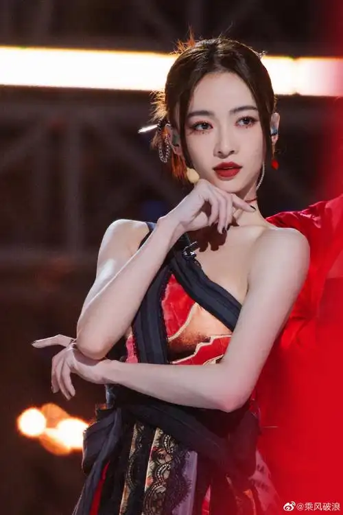 利落小发簪,衣角飞扬行带风@吴谨言用一首《谈笑一生》点亮你的眼睛