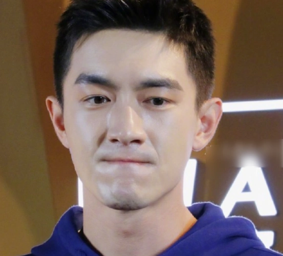 林更新拍戏被偶遇路人随手一拍曝光生图32岁的状态是认真的吗