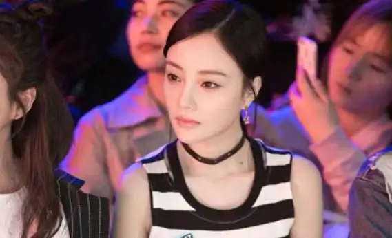 中,在王源,何穗等人割稻的同时,另一边李小璐,赵英俊,黄雅莉,程晓玥则